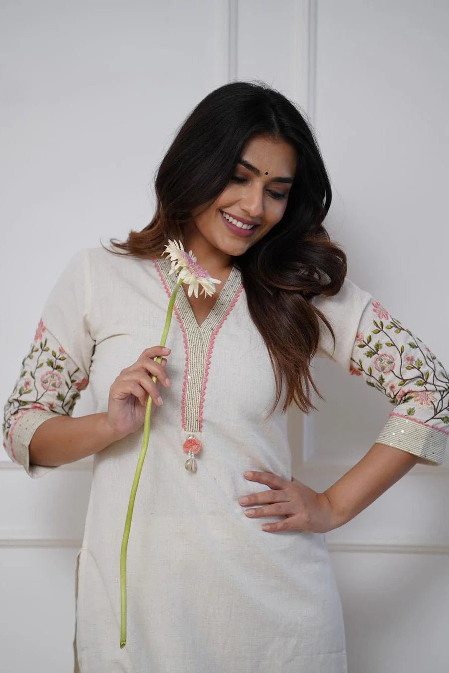 WHITE EMBROIDERED KURTA SET