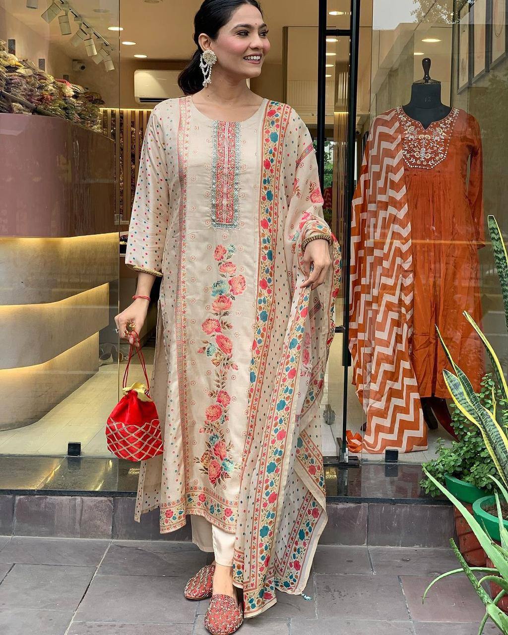 Women Floral Printed Round Neck Kurta Pent And Dupatta Set