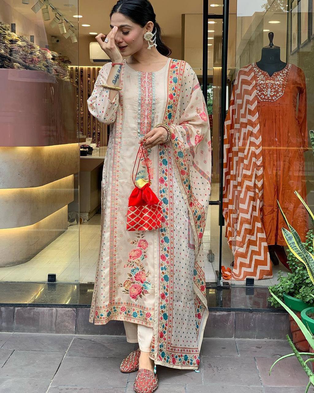 Women Floral Printed Round Neck Kurta Pent And Dupatta Set