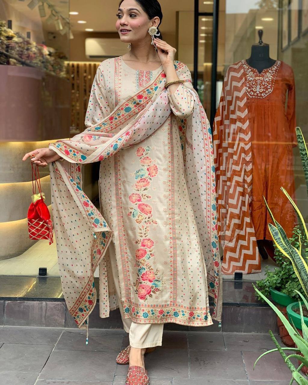 Women Floral Printed Round Neck Kurta Pent And Dupatta Set