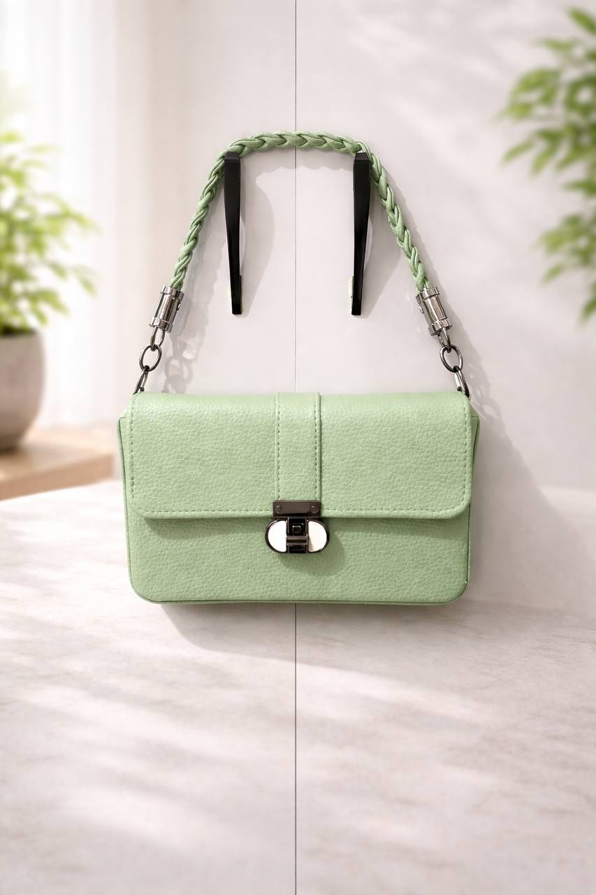 Women fashionable handbag